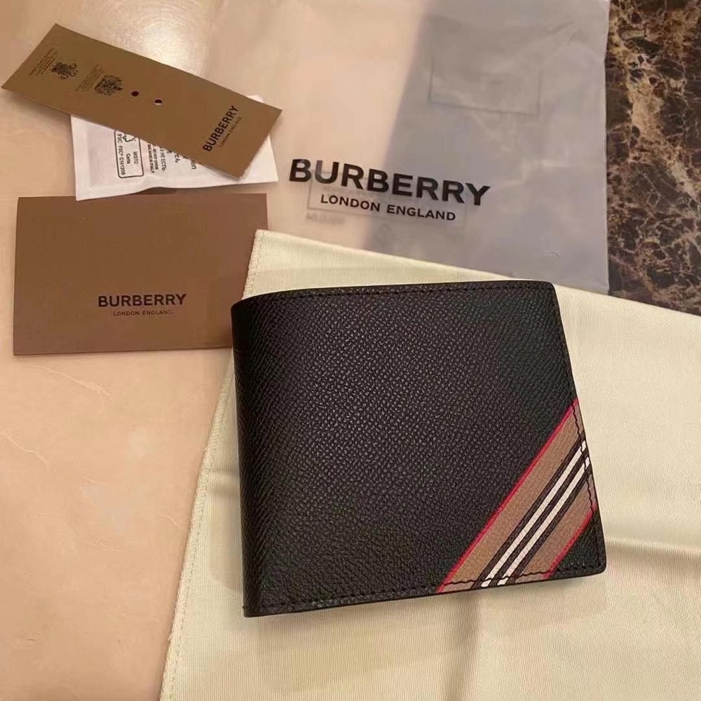《SOLD》NIB Burberry Icon Stripe print Leather Bifold Wallet In Black